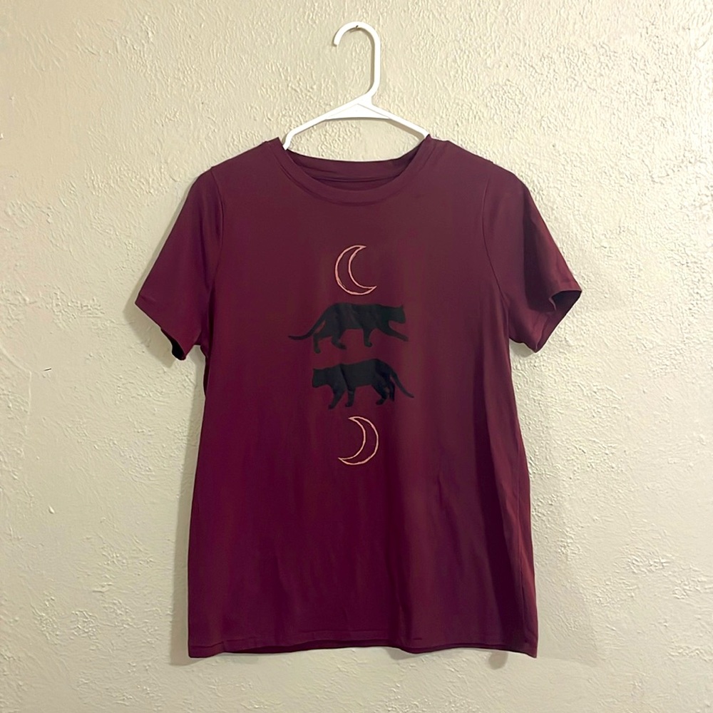Maroon graphic tee. Size M.